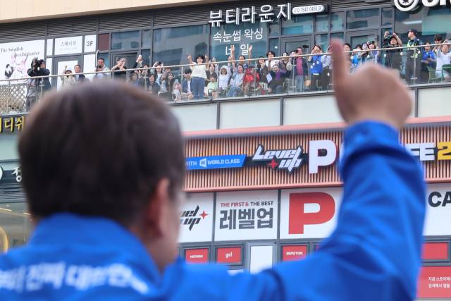 이재명 더불어민주당 대선 후보가 24일 경기 시흥시 배곧아브뉴프랑센트럴광장에서 열린 유세에서 시흥시민들에게 지지를 호소하고 있다. 연합뉴스