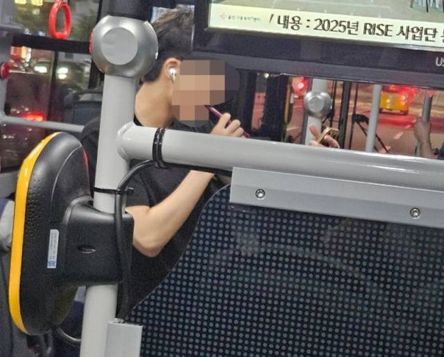 울산 시내버스 안에서 한 남학생이 양치질을 하고 있다. 뉴스1