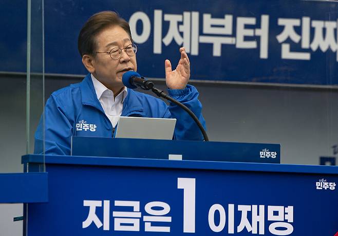 이재명 더불어민주당 대선 후보가 지난 22일 경남 양산워터파크공원에서 열린 집중유세에서 시민들에게 지지를 호소하며 발언하고 있다. ⓒ연합뉴스
