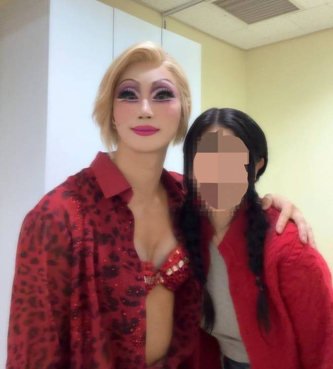 뮤지컬 킹키부츠에서 ‘엔젤’ 역으로 출연한 전호준(왼쪽)과 A씨.  (출처=A씨 SNS)