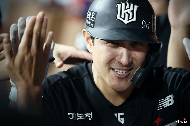 KT 황재균이 24일 고척 키움전 4회 홈런을 때리고 더그아웃에서 하이파이브 하고 있다. KT 위즈 제공