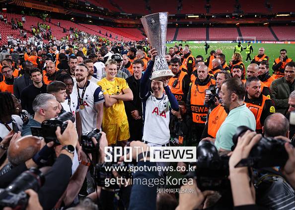 토트넘은 2024-25시즌 유럽축구연맹(UEFA) 유로파리그 우승을 차지한 이후 “손흥민이 유럽대항전 트로피를 들어올렸다. 토트넘 주장 엘리트 그룹에 합류했다. 토트넘의 레전드로 공식적으로 인정됐다”며 공식채널을 통해 알렸다.&nbsp;공개된 이미지에는 세 명의 전설적인 주장들이 함께 담겼다. 1971-72시즌 UEFA컵(현 유로파리그) 우승 당시 주장이었던 앨런 멀러리, 1983-84시즌 같은 대회에서 트로피를 들어올린 스티브 페리먼, 그리고 2024-25시즌 유로파리그 우승의 주역 손흥민이 나란히 배치됐다. 이 세 명은 토트넘 구단 역사상 유럽 대항전 트로피를 들어올린 단 세 명의 주장이라는 상징적인 의미를 가진다.