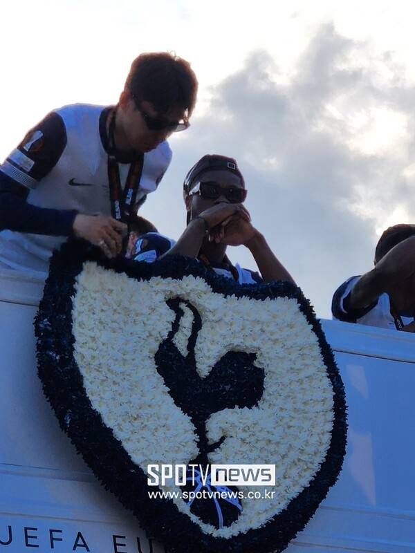 ▲ 토트넘 홋스퍼 유로파리그 우승 버스 행진, 손흥민이 팬들에게 화답하고 있다.