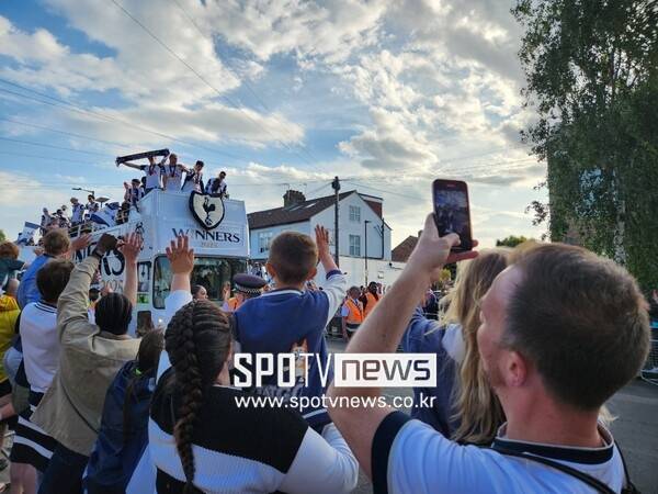 ▲ 토트넘 홋스퍼 선수들은 버스 위에서 샴페인을 터뜨리며 유로파리그 우승을 즐겼다.