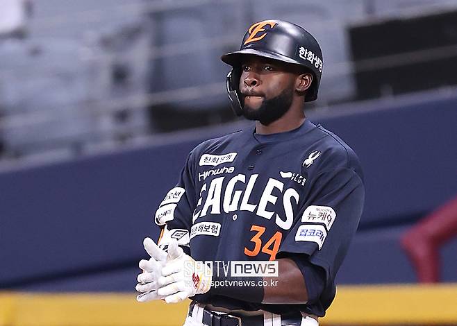 ▲ 24일 대전 롯데전에서 홈런을 치고도 수비 실책 탓에 웃지 못한 에스테반 플로리얼 ⓒ곽혜미 기자