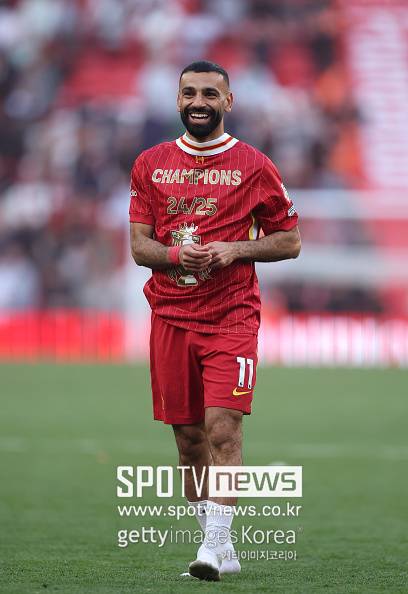 프리미어리그 사무국은 "살라가 2024-25시즌 프리미어리그 올해의 선수상을 수상했다. 2017/18 시즌 이후 통산 두 번째 수상으로, 프리미어리그 역사상 단 다섯 명만이 달성한 기록”이라고 발표했다.&nbsp;&nbsp;살라는 이번 수상으로 티에리 앙리, 크리스티아누 호날두, 네마냐 비디치, 케빈 더 브라위너와 어깨를 나란히했다. 1992년 프리미어리그 출범 이후 최다 타이 기록이다. 만약 다음 시즌에도 같은 활약을 이어간다면, 프리미어리그 역사상 최초로 프리미어리그 올해의 선수상을 3번 수상한 선수가 될 수 있다