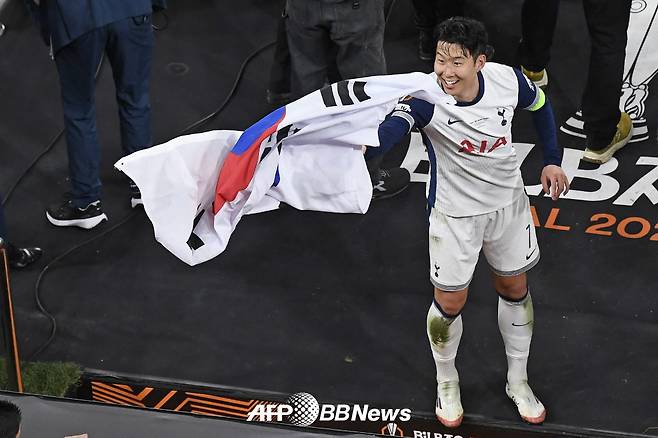 토트넘 주장 손흥민이 지난 22일 팀의 UEFA 유로파리그 우승을 이끈 뒤 태극기를 두른 채 세리머니를 하고 있다. /AFPBBNews=뉴스1