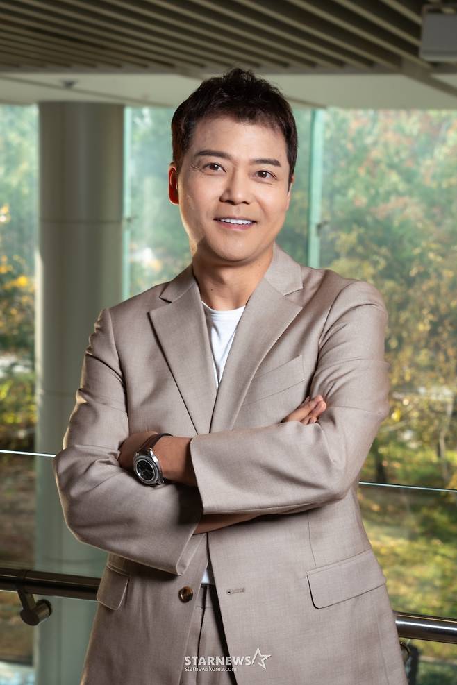 방송인 전현무가 22일 오전 서울 마포구 LG유플러스 상암사옥 진행된 U+모바일 KBS 예능 '서치미' 기자간담회를 위해 포즈를 취하고 있다.   '서치미'는 플레이어(게스트)가 진짜 지인과 지인을 완벽하게 흉내 내는 시치미단 패널 사이에서 진짜 지인을 추리하는 프로그램 이다. /사진제공=U+모바일tv 2023.11.22 /사진=이동훈