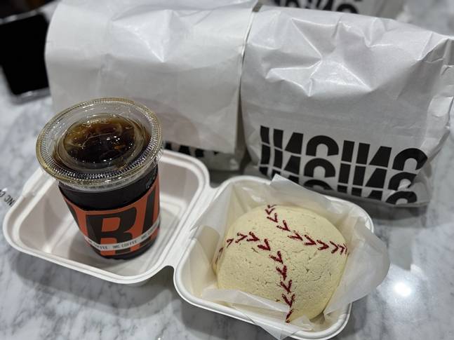 정회열 감독이 협찬한 간식거리. /사진=OK 금융그룹