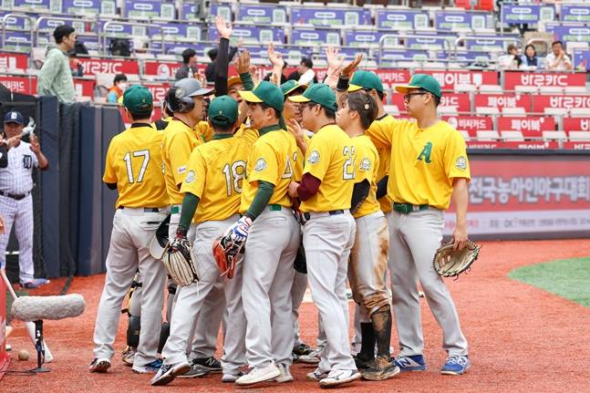 승리 직후 기뻐하는 고양 엔젤스. /사진=OK 금융그룹