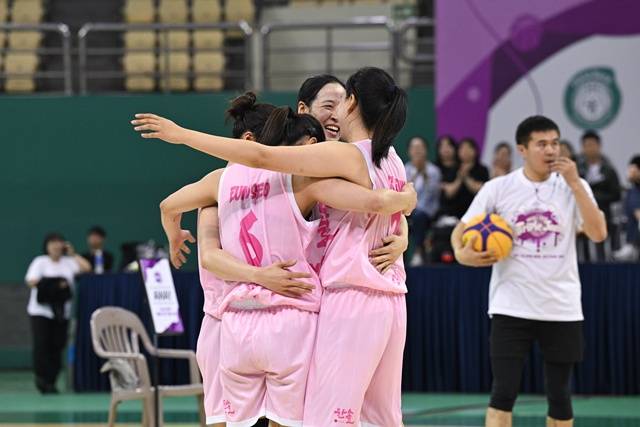 한솔레미콘 선수들이 우승을 확정 지은 뒤 포효하고 있다. /사진=WKBL 제공