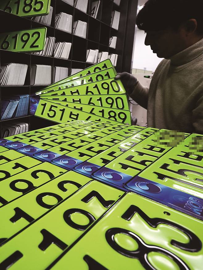 법인차의 연두색 번호판이 부의 과시용으로 전락했다는 지적이 나온다.[사진｜뉴시스]