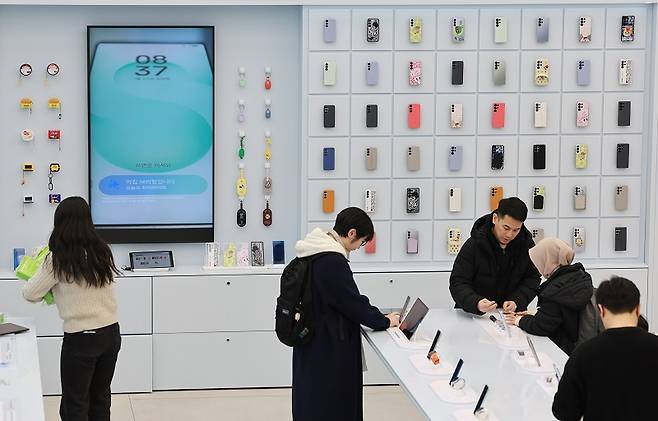 삼성전자의 스마트폰 평균판매단가가 전년 대비 11% 올랐다.[사진 | 연합뉴스]