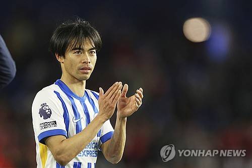 '스카이스포츠 독일' 소속 플로리안 플레텐베르크는 지난 23일(한국시간) '미토마가 이번 여름 뮌헨으로 이적할 의사가 있음을 밝혔다. 뮌헨은 28세 일본인 윙어에 대한 관심을 구체화하고 있다. 이미 미토마의 에이전트를 만나 대화를 진행했다. 다만, 막스 에베를 디렉터는 공식적인 제안을 한 상태는 아니다'라고 밝혔다.&nbsp;이어 '미토마는 킹슬리 코망 혹은 레로이 자네의 대체 선수로 고려될 수 있다'고 덧붙였다. 미토마가 뮌헨에 입단하면 한 때 해리 케인의 파트너로 꼽혔던 손흥민의 뮌헨 입단 가능성은 사라진다. 연합뉴스