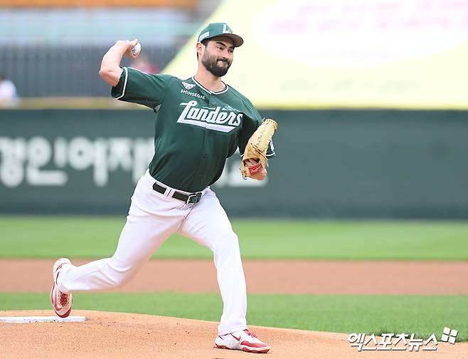 SSG 랜더스 외국인 투수 미치 화이트가 지난 23일 인천 LG 트윈스전에서 6이닝 2실점 호투에도 패전투수가 됐다. 사진 엑스포츠뉴스 DB