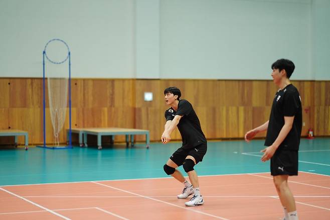 리시브 준비하는 이우진(앞) [촬영 이동칠]