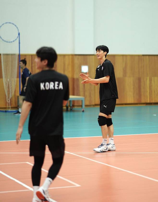 훈련 중 손뼉 치는 이우진(오른쪽) [촬영 이동칠]