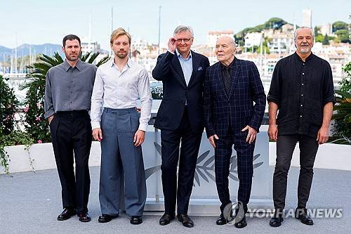 영화 '투 프로시큐터스' 감독과 배우진 [로이터=연합뉴스]