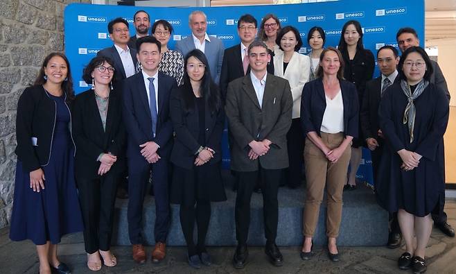 협정 체결 후 기념촬영하는 관계자들 두 번째 줄 왼쪽 세 번째부터 에르네스토 오토네 라미레즈 유네스코 문화사무총장보, 최응천 국가유산청장, 박상미 주유네스코대한민국대표부 대사 [국가유산청 제공. 재판매 및 DB 금지]