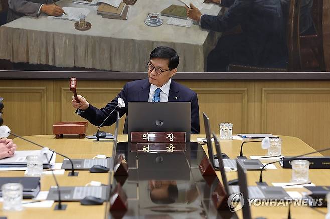 이창용 총재, 금융통화위원회 개회 (서울=연합뉴스) 이창용 한국은행 총재가 17일 서울 중구 한국은행 본관에서 열린 금융통화위원회 본회의에서 의사봉을 두드리며 개회 선언을 하고 있다. 2025.4.17 [사진공동취재단] photo@yna.co.kr