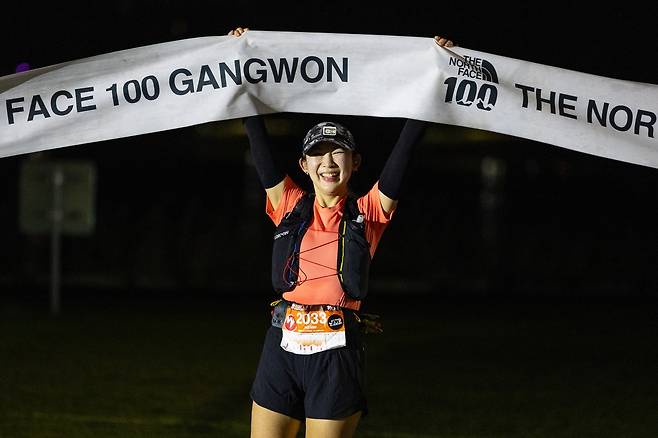 완주한 김유리 씨가 강원도 강릉시 경포호수광장에 도착해 환호하고 있다.