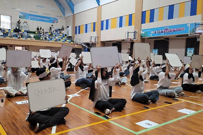 인도네시아에서 열린 통일 골든벨 대회 (자카르타=연합뉴스) 박의래 특파원 = 24일 인도네시아 자카르타한국국제학교(JIKS)에서 민주평통 동남아 남부협의회 주최로 열린 '2025 해외 청소년 통일 골든벨' 대회에서 인도네시아 참가자들이 정답판에 자신의 이름을 한글로 적어 들어 올리고 있다. 2025.5.24. laecorp@yna.co.kr