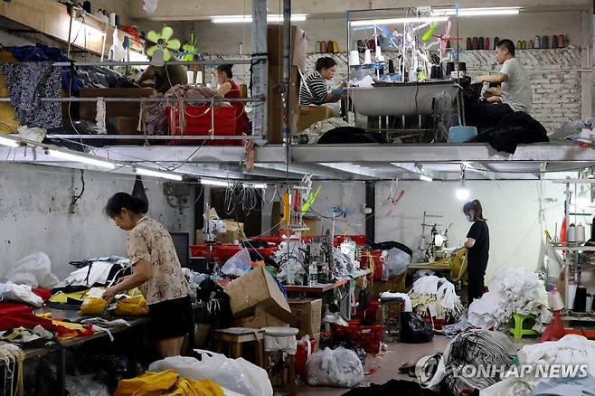 중국 광둥성 광저우의 한 의류 공장(기사 내용과 직접 관계 없음) [로이터 연합뉴스 자료사진. 재판매 및 DB 금지]