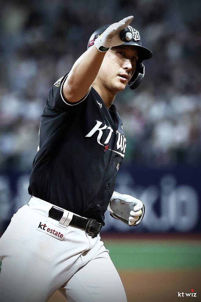 홈런을 치고 베이스를 도는 황재균 [kt wiz 제공. 재판매 및 DB 금지]