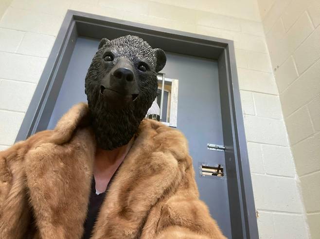 털옷 입고 마스크 쓴 동물보호사의 셀카 [샌디에이고 동물보호협회 제공. 재배포 및 DB 금지]