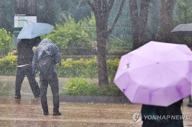 소나기에 속수무책 (서울=연합뉴스) 진연수 기자 = 전국 대부분 지역에 비 또는 소나기가 내리는 16일 서울 광장에서 시민들이 발걸음을 재촉하고 있다. 2025.5.16 jin90@yna.co.kr