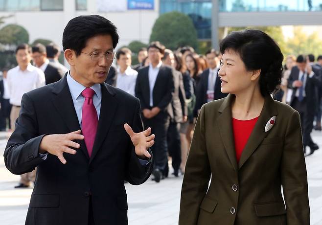 지난 2012년 만난 김문수 후보(왼쪽)와 박근혜 전 대통령 [연합뉴스 자료사진]