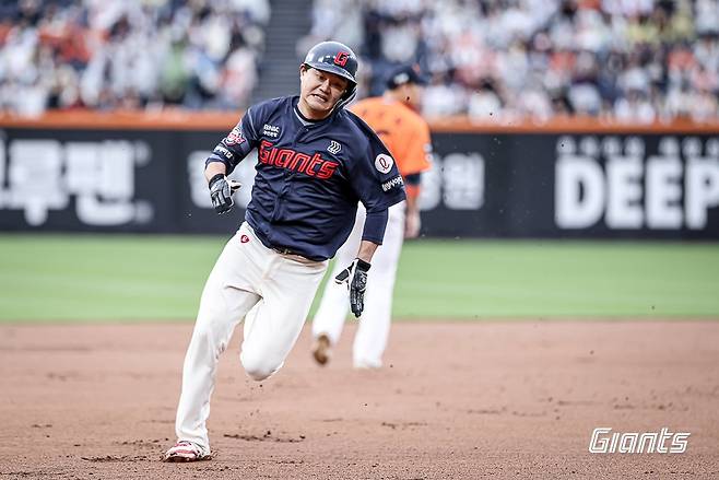 24일 한화 전에서 타격 후 그라운드를 도는 롯데 손호영 [롯데 자이언츠 제공. 재판매 및 DB 금지]