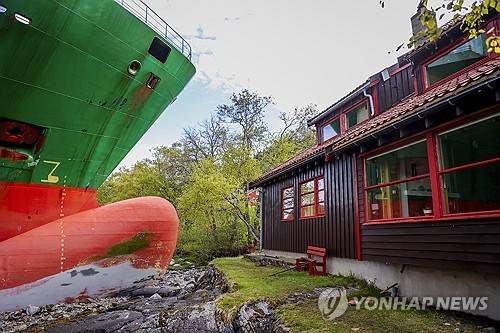 좌초해 주택 앞마당 덮친 컨테이너선 (트론헤임<노르웨이> AP=연합뉴스) 2025년 5월 22일(현지시간) 노르웨이 트론헤임에 있는 요한 헬베르그 씨의 주택 앞마당에 길이가 135ｍ인 컨테이너선 'NCL 살텐'이 좌초했다. (Jan Langhaug/NTB Scanpix via AP) 2025.5.24.
