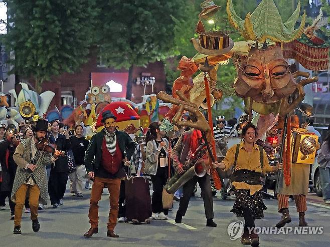 춘천세계인형극제 '퍼펫 카니발' 퍼레이드 (춘천=연합뉴스) 이상학 기자 = 24일 오후 강원 춘천에서 전세계 인형극을 한자리에서 만나는 '춘천세계인형극제 및 유니마총회' 개막 축하 '퍼펫 카니발' 퍼레이드가 시내에서 펼쳐지고 있다.  2025.5.24 hak@yna.co.kr