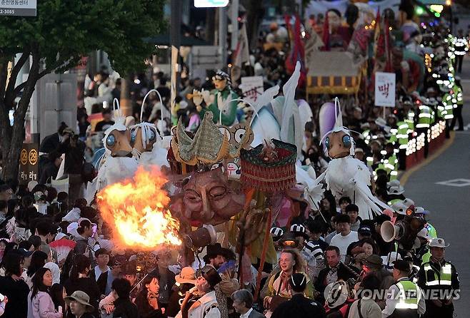 춘천세계인형극제 '퍼펫 카니발' 퍼레이드 (춘천=연합뉴스) 이상학 기자 = 24일 오후 강원 춘천에서 전세계 인형극을 한자리에서 만나는 '춘천세계인형극제 및 유니마총회' 개막 축하 '퍼펫 카니발' 퍼레이드가 시내에서 펼쳐지고 있다.  2025.5.24 hak@yna.co.kr