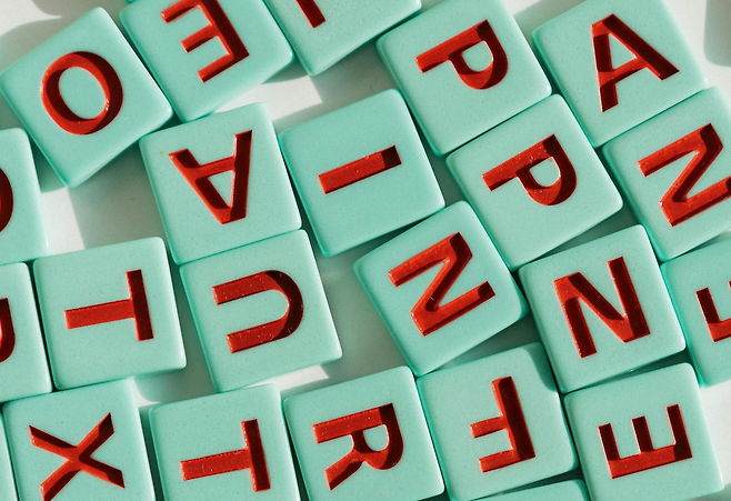 민트색깔 알파벳 블록들