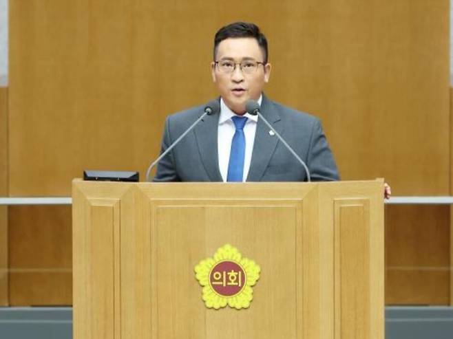 ▲ 변재석 경기도의원이 본회의장 단상에 올라 학생들의 진로체험 교육 문제점을 지적하고 있다./사진제공=경기도의회