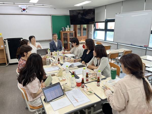 의정부 충의중학교 이영옥 수석교사가 '도덕 질문으로 사고력을 높이는 수업' 방식을 공유하고 사후 협의회를 진행하고 있다.