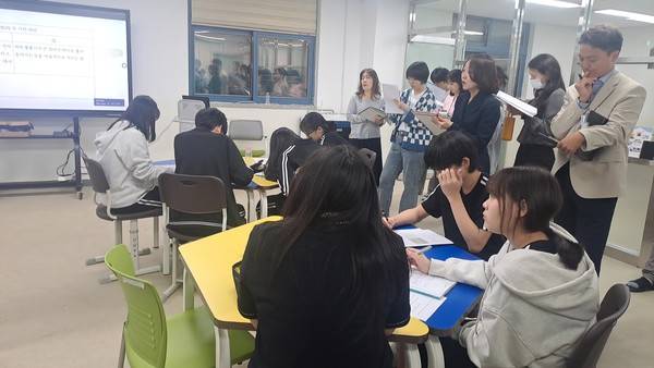 가평교육지원청에서 열린 수업나눔한마당에서 교원들이 수업을 참관하고 있다.