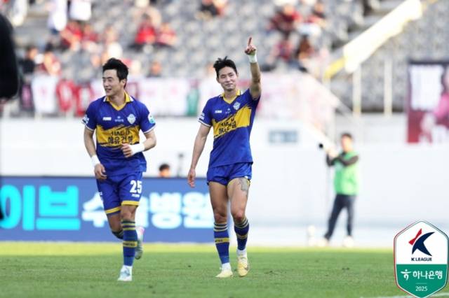 25일 오후 이순신종합운동장에서 치러진 '하나은행 K리그2 2025' 13라운드 충남아산FC와 부천FC1995의 경기는 2대 2 무승부로 마무리됐다. 이날 경기에서 멀티골을 터트린 아산 김종민이 세리머니를 하고 있다. 한국프로축구연맹 제공.