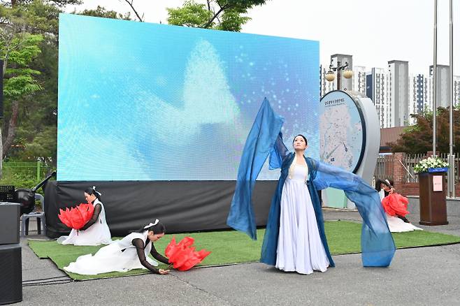 지난 23일 오후 광주광역시 남구 효천역 광장에서 열린 송암·효천 5·18희생영령 추모 문화제에서 5·18 희생자 김영철 열사의 자녀인 김연우씨가 창작무용을 펼치고 있는 모습. /박준호 기자 bjh@namdonews.com