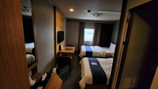 화장실과 침대 등을 갖춘 오션뷰 객실 내부 모습.