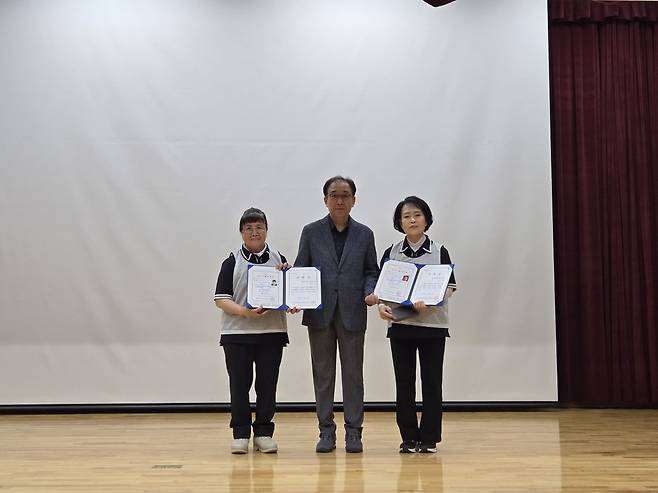 웰빙조리과에 재학 중인 만학도 김인화(1952년생), 박복숙(1956년생) 학생은 국가기술자격 ‘한식조리기능사’ ‘바리스타 자격증’ 취득 및 학교장 ‘모범상’ 수상 모습. /의성유니텍고 제공
