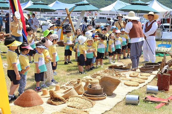 지난해 열린 군위 삼장군 단오축제에 참가한 어린이들 모습. /대구 군위군 제공