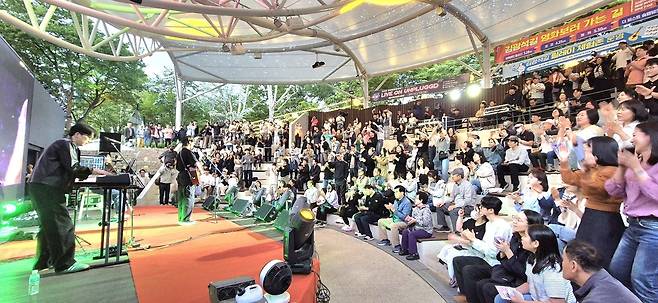 김광석길 4월 ‘매마토(매월 마지막 토요일)’ 공연에서 관람객들이 즐거운 한때를 보내고 있다.