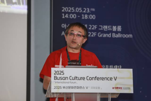 부산문화재단 주최로 지난 23일 열린 '2025 부산문화컨퍼런스Ⅴ'에서 가쓰야마 야스하루 록스타유한회사 대표가 ‘시즈오카, 문화예술을 활용한 초고령화 사회 해법’을 주제로 발표하고 있다. 부산문화재단 제공