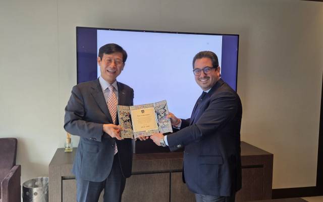 송상근 BPA 사장이 디에고 아폰테 MSC그룹 사장에게 감사패를 증정하고 있다. BPA 제공