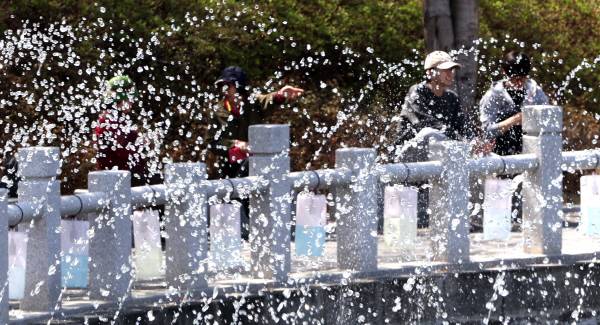 초여름 날씨를 보인 지난달 8일 오후 대구시 경북대학교 분수대 앞에서 학생들이 음료를 마시며 더위를 식히고 있다.경북일보DB