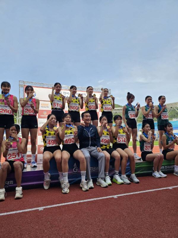 전국소년체육대회에서 여중부 우승을 한 경북선수단이 남성관 구미교육장과 함께 화이팅을 외치고있다. 오태중