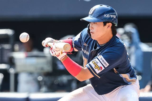 NC 다이노스 최정원이 25일 서울 잠실구장에서 열린 두산 베어스와의 시즌 6차전에서 번트를 시도하고 있다./NC 다이노스/